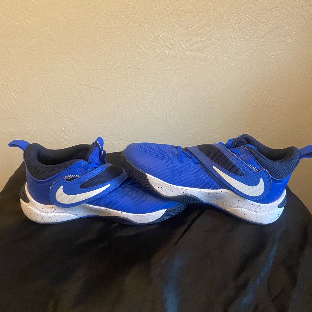 Nike Team Hustle Low Blue size 5.5Y